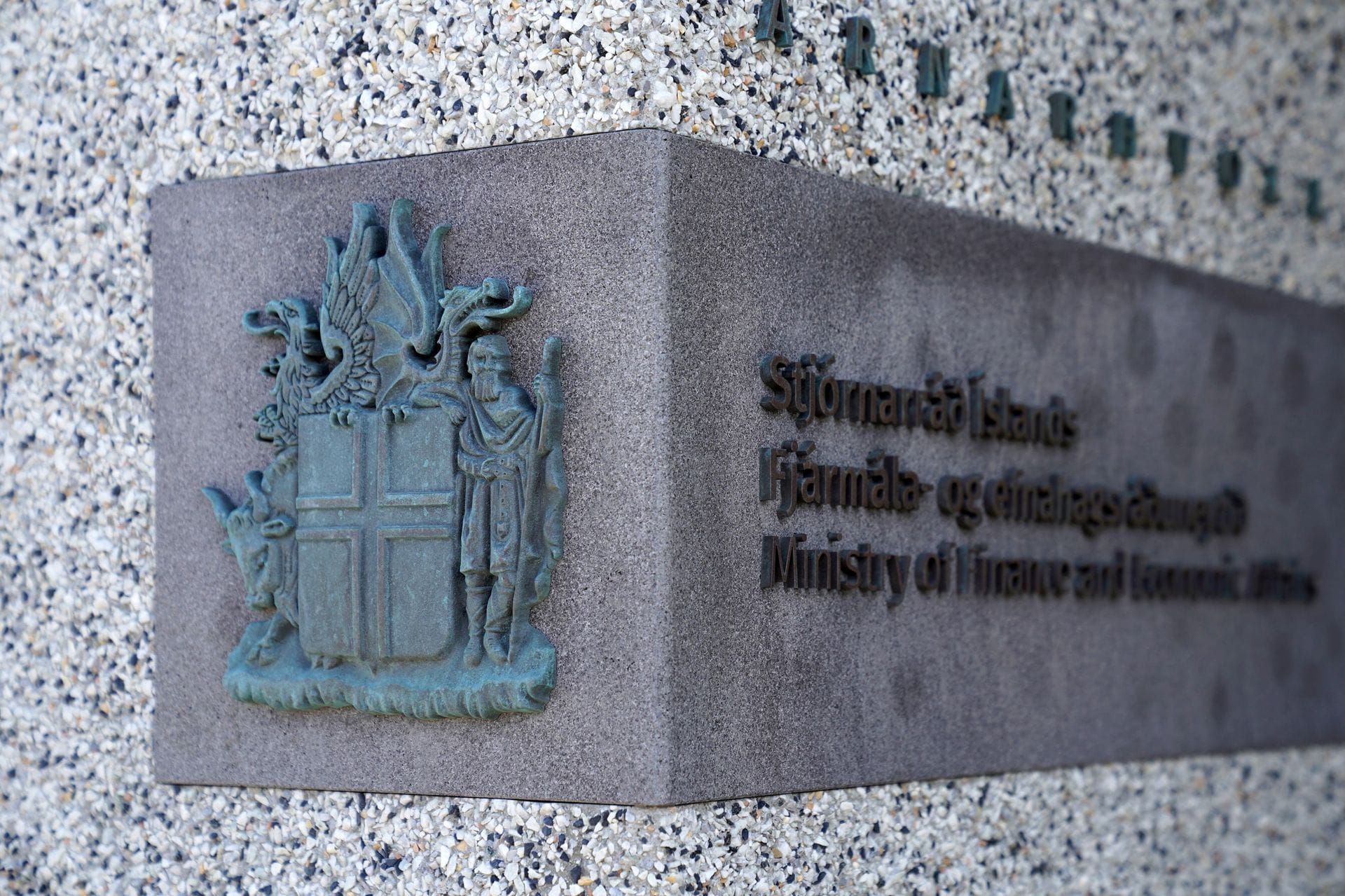 Fjármála- og efnhagsráðunreytið skjaldamerki á vegg