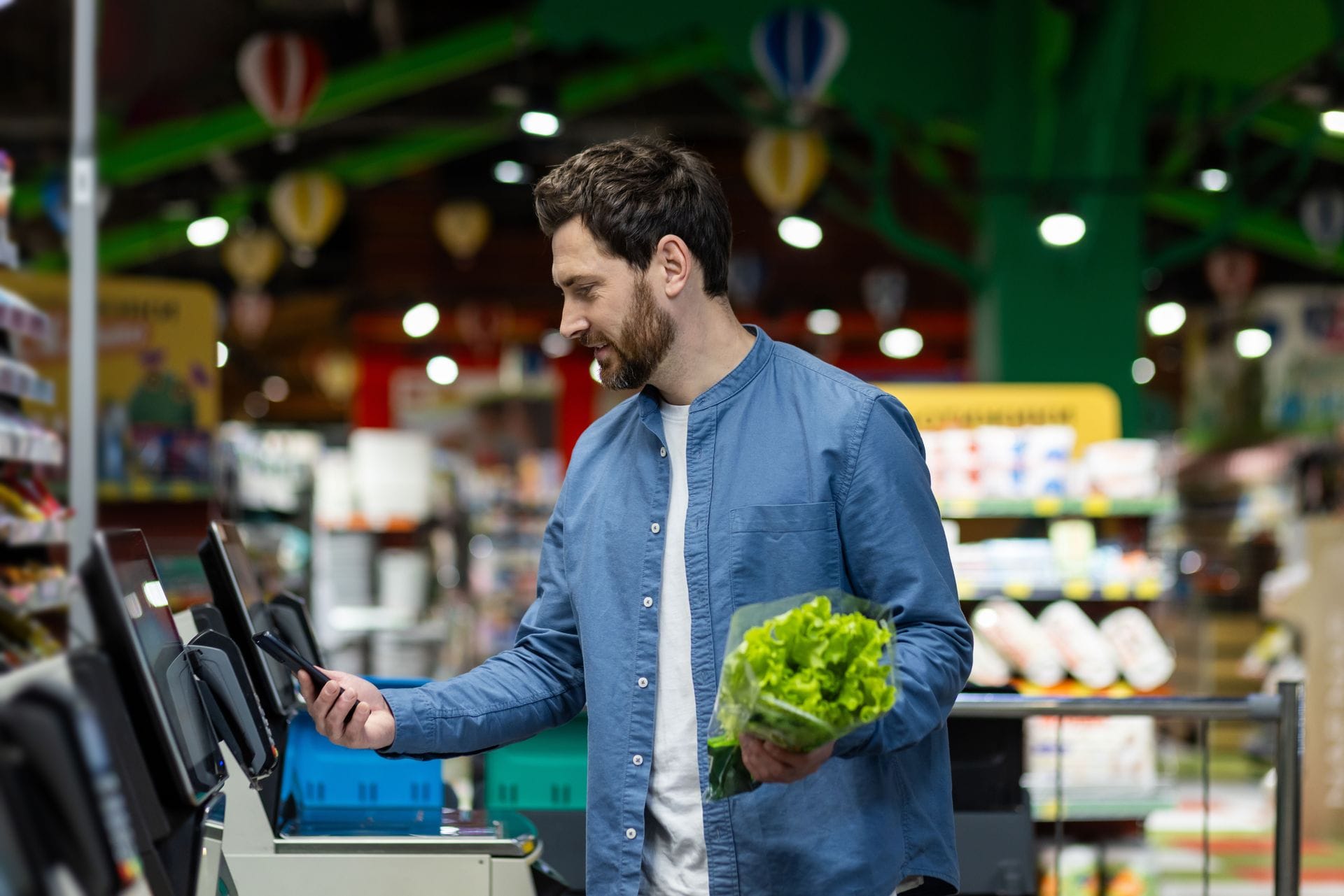 Maður að versla og borga